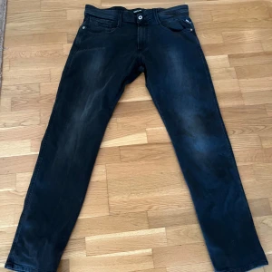 Replay anbass - Replay anbass - storlek W33 L32 - nypris 1600