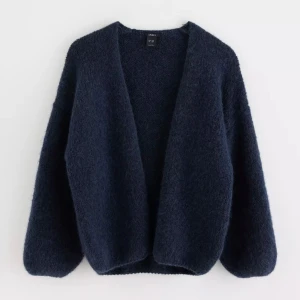 Mörkblå kofta från Lindex  - Säljer en super fin kofta från Lindex i storlek xs/s. Den är i jätte bra skick då den endast är använd några få gånger. Säljer pga att den inte kommer till användning. Just denna färg är slutsåld på hemsidan just nu☺️