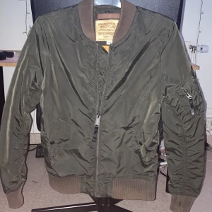 Alpha industry jacka - Säljer en grön alpha industry bomber jacka. Den är i mycket bra skick och byten är även intressanta. Hör gärna av er vid frågor och funderingar 😁