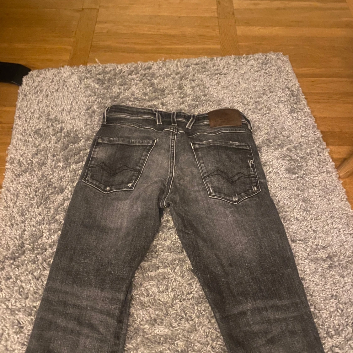 Svarta replay anbass med slitningar - 2