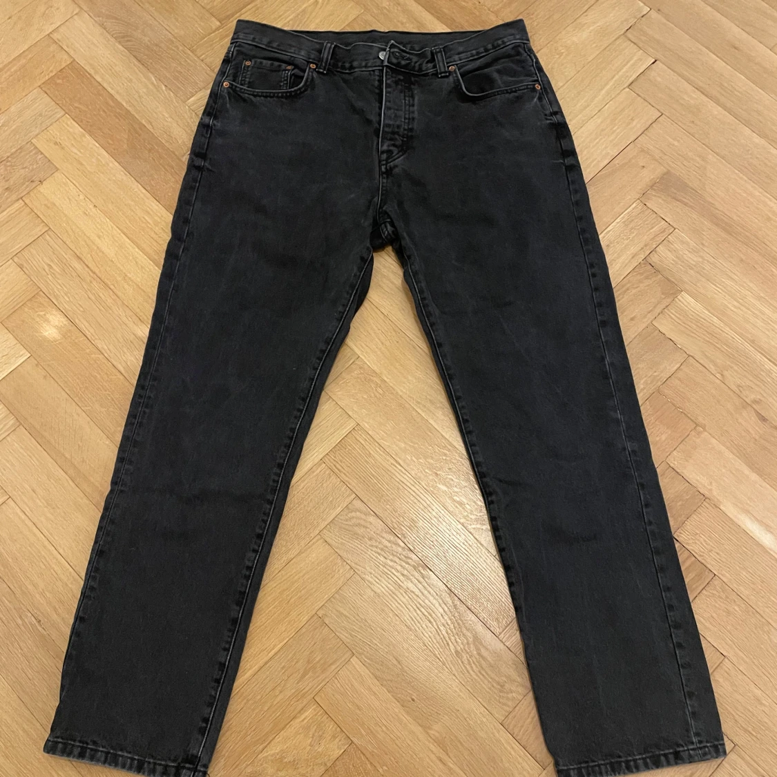 Stilrena gråa jeans