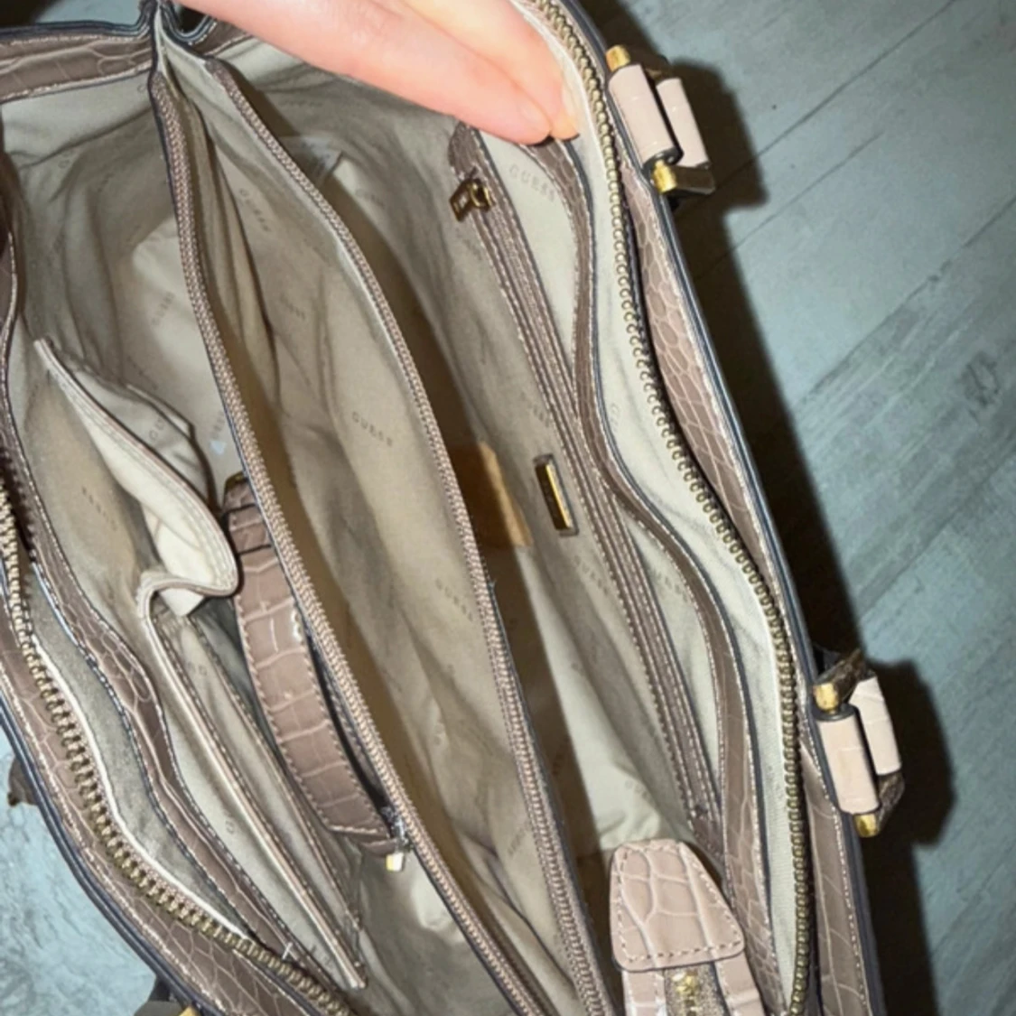 Brun handväska från Guess - 1