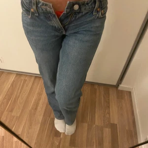 Weekday arrow low straight  - Blåa Lågmidjade jeans från weekday. Storlek 23:32. 