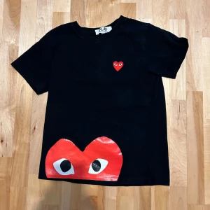 CDG T-shirt - Riktigt snygg CDG T-shirt i ett mycket bra skick! // Storlek: Small, jag på bilden är 171cm // Hör av er vid frågor!