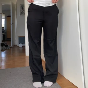 Svarta kostymbyxor - Snygga svarta kostymbyxor med lite bootcut-stil. De har en klassisk design som passar till många olika tillfällen och är ganska långa i benen