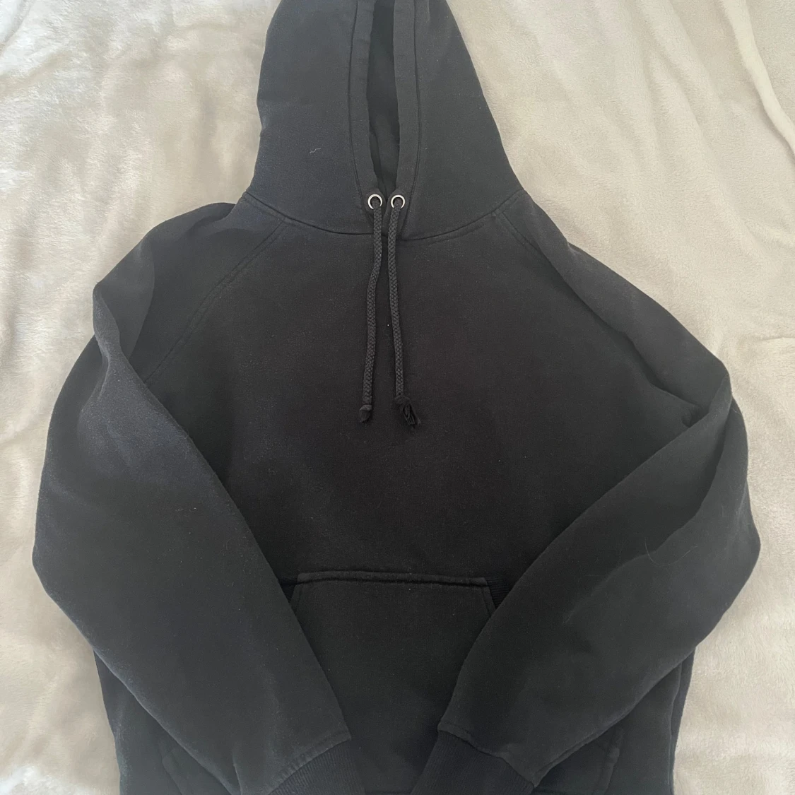 Svart hoodie från BikBok