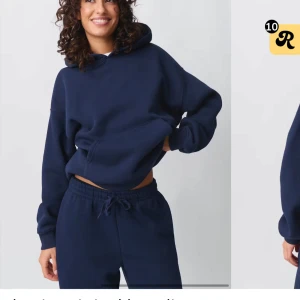 Mörkblå hoodie - Säljer en mörkblå hoodie från Gina 🥰