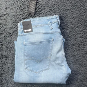 Replay Anbass jeans  - Helt nya Replay jeans! Börja följ för jag har över 100 par helt nya Replay jeans som kommer laddas upp!!!Tyvärr kan jag inte skicka bild när jag själv bär plagget då jag för det första ofta inte kan ha storlekarna jag säljer och för det andra skulle det bli alldeles för mycket jobb när jag säljer så mycket, så jag rekommenderar att man kikar måtten på sista bilden heller googlar på modellnamnet för att se passformen :) längd 107cm midja 44cm (2)