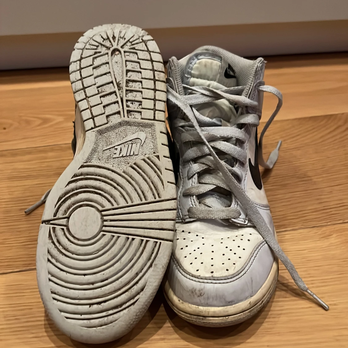 Nike sneakers i vitt och svart - 3