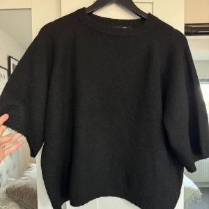 Svart stickad tröja - Svart stickad trekvarts tröja, använd en gång. Super fin & skön men kommer inte till någon användning 🫶🏻🖤