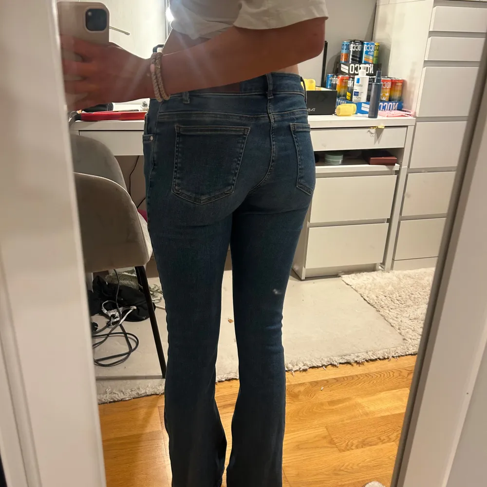 Snygga blå bootcut jeans från bikbok, lågmidjade i stl waist S, length 31. Är 167 cm och dom passar mig bra. Farkut & Housut.