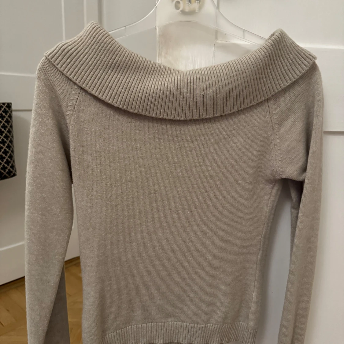 Beige stickad off shoulder tröja  - 1