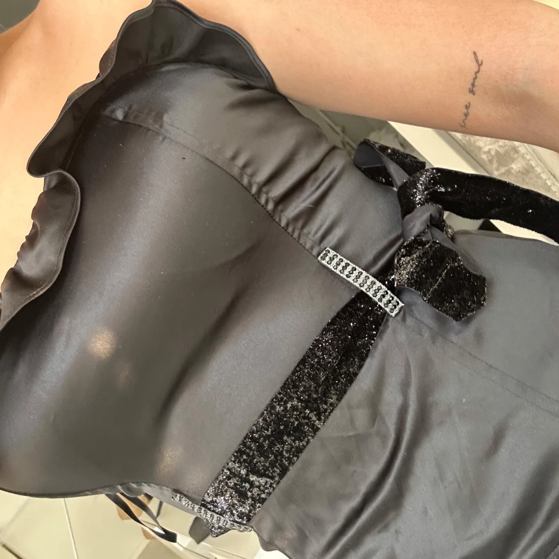 Svart axelbandslös topp med volangdetaljer - 3