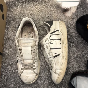 Vita sneakers från Valentino Garavani - Säljer ett par vita sneakers från Valentino Garavani Box o kvitto finns bara att höra av sig vid minsta fundering 😃