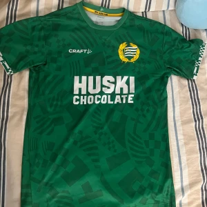 Hammarby tröja - Säljer min gröna Bajen tröja köpt för 1099 kr🙌passar både män och kvinnor:) Aldrig använd och är i mycket gott skick. Skriv vid frågor ❤️🙏