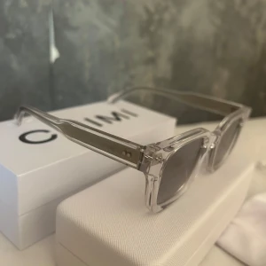 Chimi Solglasögon  - Ett par i princip nya Chimis 04 clear. Köpte de i slutet av sommaren så har inte använt så mycket, bara några fåtals gånger. Köptes för 1400kr men säljs för 1000kr