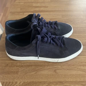 Les deux - Snygga sköna skor nu till sommarn, i fint skick. Skulle säga 8/10 då det är lite märken på den vita sulan som man ser på bilderna. Annars väldigt stilrena och är lätta att matcha. 