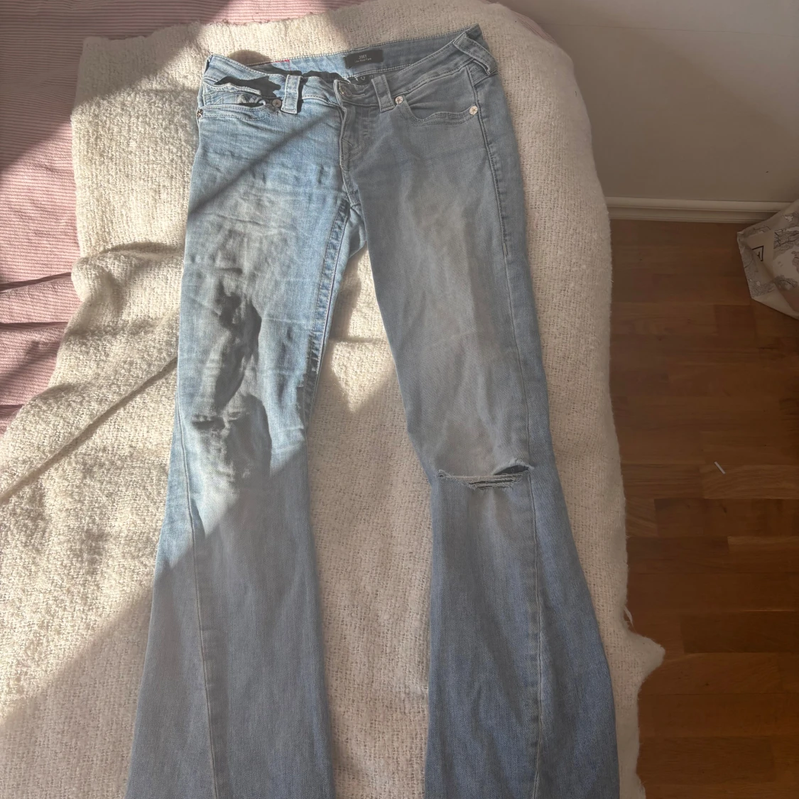 Ljusblå jeans med utsvängda ben - 1