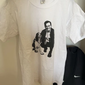 Vit Ulf Kristensson tröja - Säljer nu en vit t shirt med Ulf Kristensson på framsidan! Tröjan är i nyskick och den har till mesta del bara legat i garderoben! Tröjan är i storlek M och för mer frågor hör gärna av er!