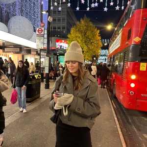 Grön trenchcoat Zara  - Snygg grön trenchcoat med knappar och klassisk krage. Perfekt för våren och kvällar ute. Jackan är stilren och är lätt att matcha med olika outfits nu till våren 💋💐