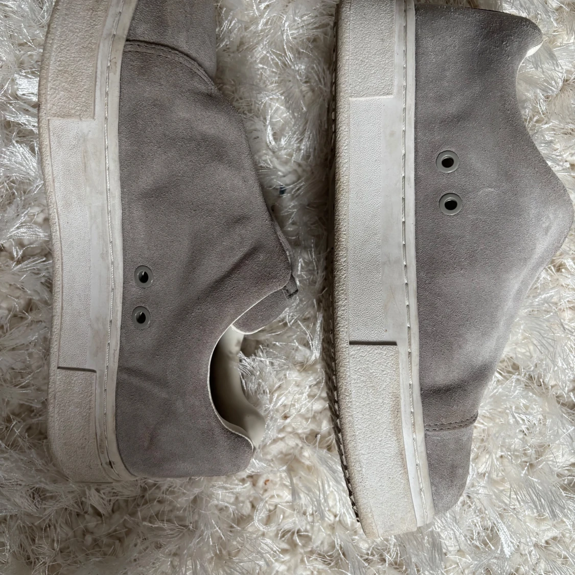 Grå sneakers från ETYYS - 2