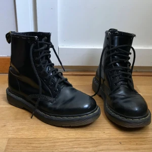 Dr Martens kängor  - Dr Martens i fint skick!  Köpta second hand och jag vet inte vilken storlek då det är för suddigt i märkningen (se bild) Mätte insidan till 22,5-23 cm vilket tyder på storlek 36-37 Mätte även undersulan till 26 cm. Möts helst upp och då kan man förstås prova skorna innan.  Har lite slitet uppe på kanten som syns på bilderna. Annars superbra skick! 