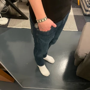 Armband liknande dior - Tja, säljer detta skitsnygga armband liknande Christian dior. Justerbart så passar vem som helst. 149 kr endast!!