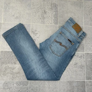 Nudie jeans - Säljer ett par ljusblåa Nudie jeans med modellen Grim Trim i storlek 30/30. Skicket är 10/10. 🟢Mitt pris: 300kr  🔴Nypris: 1600kr
