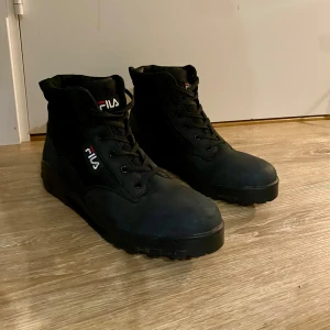 FILA kängor  - Ett spontanköp som knappt använts. I princip nya. Storlek 45 