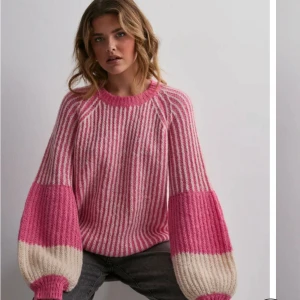 Rosa stickad tröja randig  - Supermysig och gullig stickad tröja i rosa och vitt med randigt mönster från Nelly. Endast använd 1-2 ggr💖