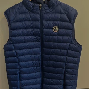 Blå dunväst från JOTT - Mörkbå jott vest, använd förra hösten men är lite stor till mig.