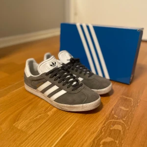 Grå Adidas Gazelle sneakers - Säljer mina gazelles i bra skick. Använda endast förra hösten. Kom privat om du har frågor. Kommer med boxen! 