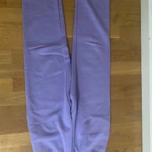Ljuslila mjukisbyxor från Gina Tricot - Säljer ett par bekväma ljuslila mjukisbyxor från Gina Tricot. Byxorna har en elastisk midja och är tillverkade i mjuk bomull. Perfekta för en avslappnad stil. Det finns exakta byxor av dessa men beige, säljer också vill ni ha fler bilder så är det bara att fråga. Den lila har aldrig använts, blå bara en gång, beige ett par gånger. 100kr för lila, 80 för blå, 60 för beige.