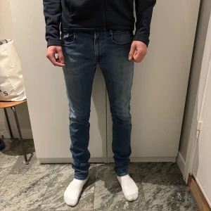 Replay anbass  - Säljer dessa sjukt snygga replay anbass i jättebra skick utan några defekter. Jeansen är slim-fit och är w31 och 32 i längd. Hör av er vid andra funderingar eller frågor!🙌