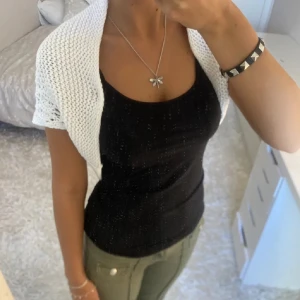 Vit stickad bolerotopp - Intressekoll på denna JÄTTESNYGGA BOLEROTOPP💕💕Lånade bilder! Funderar på att sälja denna för att den inte kommer till användning💕