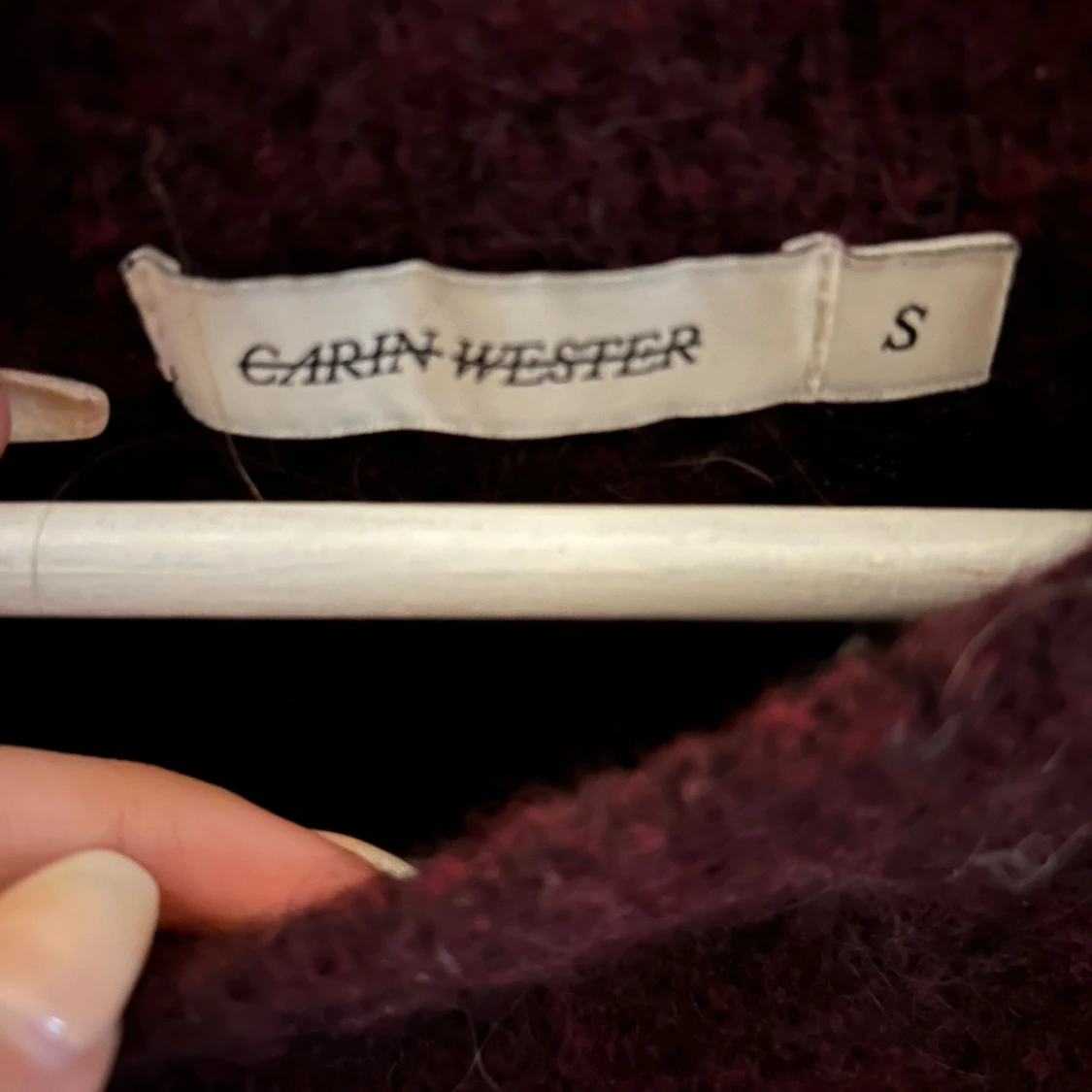 Mörkröd stickad tröja från Carin Wester - 1