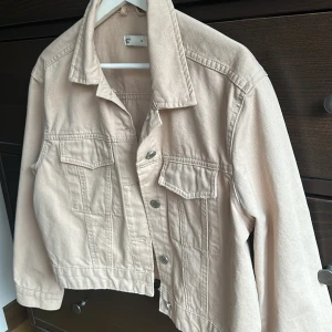 Beige jeansjacka - Säljer en snygg beige jeansjacka i nyskick. Perfekt för vår och sommar!