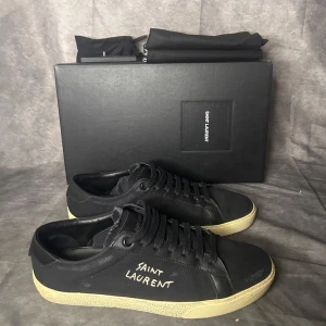 Saint Laurent courtclassic sneaker - Nyskick | Size 41| box, dustbags kort och snören följer med | Följare får 100 kr rabbat | fraktar spårbart inom 24 timmar med PostNord eller instabox | 