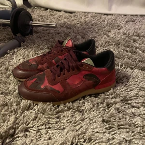 Valentino Rockrunners - Tja, säljer mina Valentino rockrunners då jag inte använder mig av dom längre. Gott skick, skulle säga 8/10. Storlek 41. Stilrena skor under vardagen. Bara höra av sig vid frågor och funderingar, fraktar spårbart via PostNord/InstaBox.😄