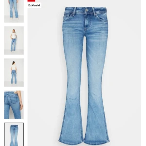 Peppe jeans - Knappt andvända ljusblå bootcut jeans från Peppe jeans. Inga defekter, jättesnygga! Skriv för fler bilder