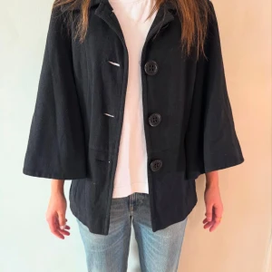 Trekvartsärmad kappa - Snygg svart kappa som är perfekt ni till våren. Skriv för frågor!