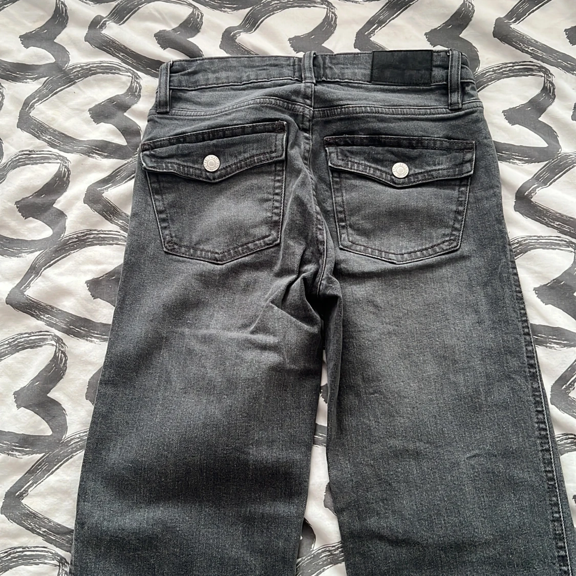 Grå jeans lite baggy utsvängda  - 1