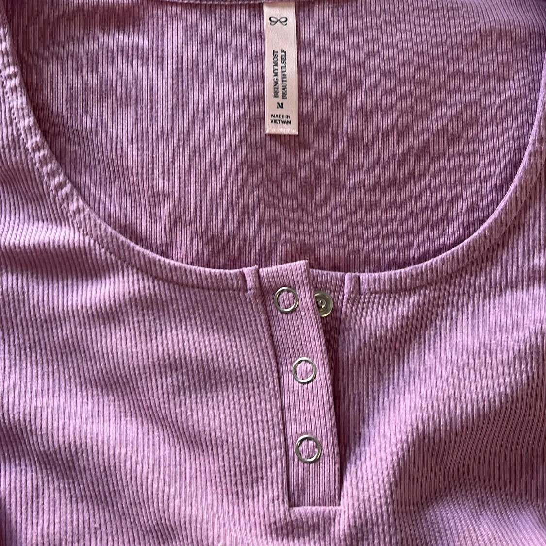 Lila ribbad topp med knappar - 1