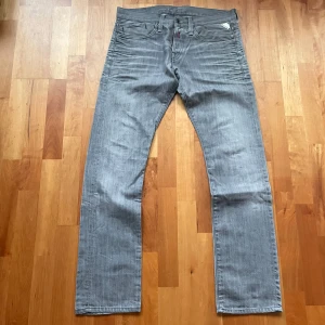 Grå jeans från Replay - Säljer ett par riktigt snygga och eftertraktade Replay jeans som är vintage. Det jag gillar mest med dessa är hur stentvättade de är och hur snygga märkestrycken är (SPECIELLT PÅ BAKSIDAN)  De är tillverkade i Italien, dessa jeans har en stilren look och passar perfekt för en avslappnad stil nu inför våren. De är lite större i storlek( alltså inte jätte Skinny)