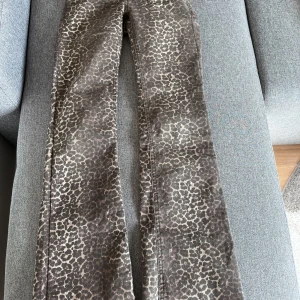 Leopardmönstrade byxor - Köpte de här på Plick men säljer vidare då de va för små för mig. Har två små fläckar på sig men inget man tänker på, som säkert går bort i tvätten🫶🏻