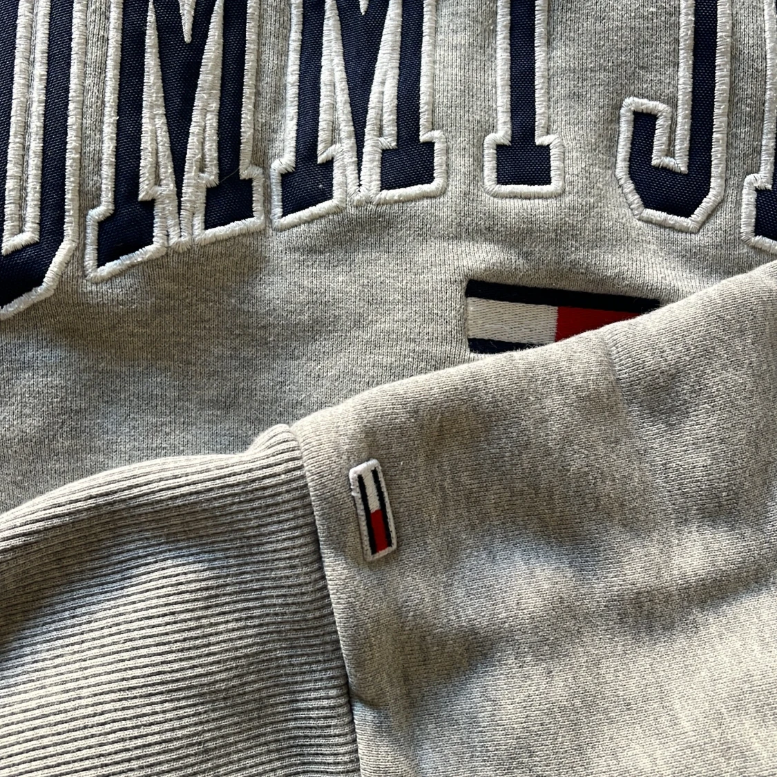 Grå sweatshirt från Tommy Jeans - 3