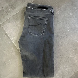 Grå jeans från Jacob Cohen - 9/10 skick snålt använda! Hör av er för fler frågor