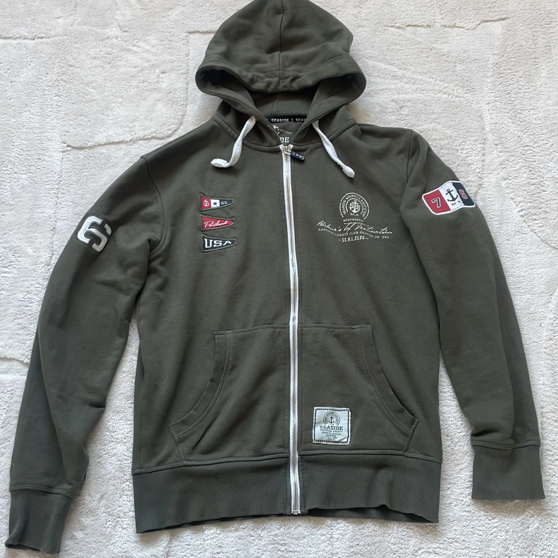 Olivgrön hoodie från Seaside