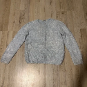 Ljusblå fluffig tröja från LCW Casual - Mysig ljusblå tröja från LCW Casual i en fluffig stickad design. Perfekt för kyliga dagar med sin mjuka och bekväma känsla. Tröjan har långa ärmar och en rund halsringning.