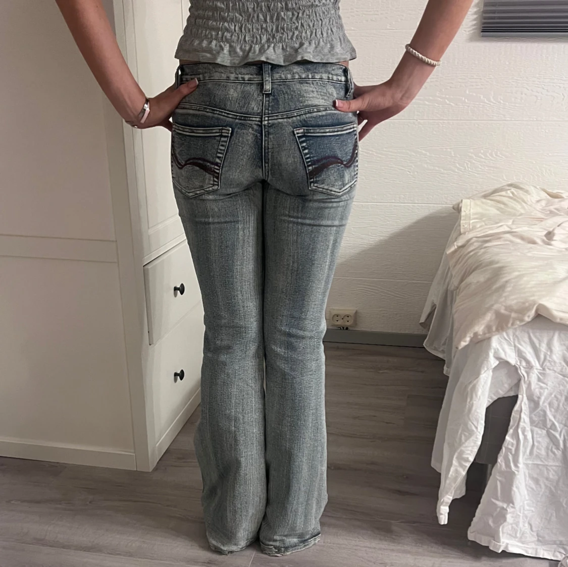 Blå bootcut jeans med slitningar - 1